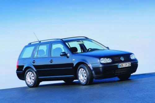 Fot. VW: Bardziej pakowny od Volvo V50 jest Volkswagen Golf Variant, którego bagażnik ma objętość 460 l.