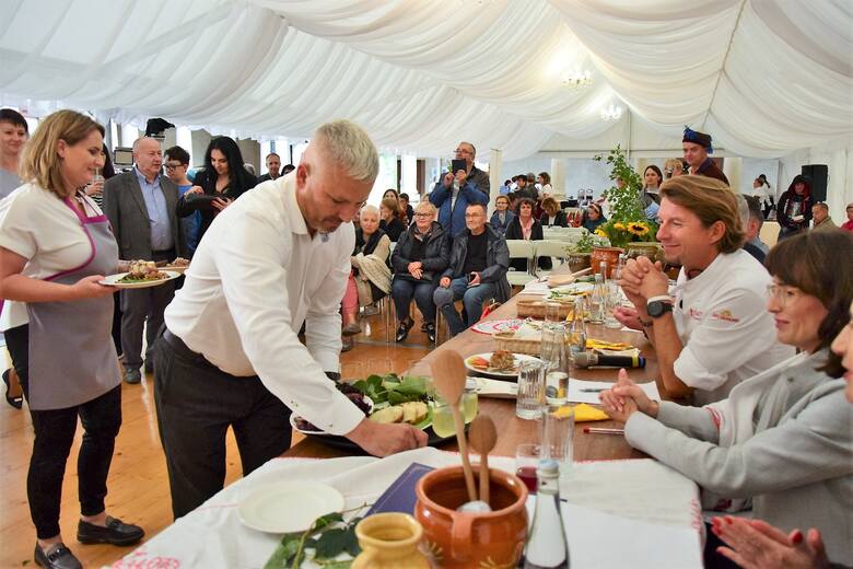 Pierwsze miejsce w konkursie kulinarnym otrzymało Koło Gospodyń Wiejskich Szwedowianki ze Szwedów w gminie Jarocin. Karol Okrasa docenił danie z dziczyzną