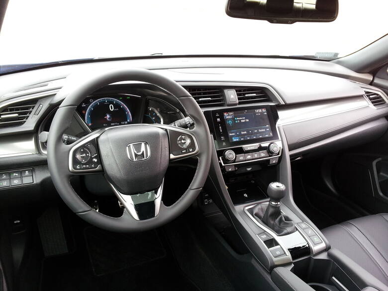 Honda Civic 1.5 VTEC TurboDziesiąta generacja Hondy Civic, oferowana jako hatchback i sedan, wyróżnia się z tłumu futurystyczną linią nadwozia. Samochód