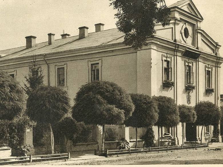Zamek Lubarta w Łucku. Na pierwszym planie dom prababci EmiliiMartyńskiej, w którym mieszkała rodzina Marcinkowskich.