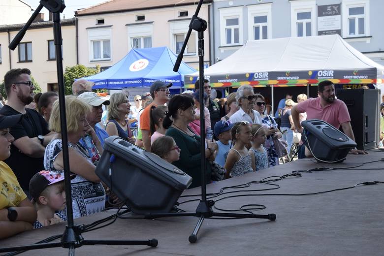 II Piknik Mundurowy w Skierniewicach rozpoczął się w niedzielę, 22 lipca, o godz. 14. Atrakcje dla mieszkańców przygotowali policjanci strażacy, służby ratownicze, wojskowi oraz straż miejska., która znakowała wszystkim chętnym rowery. Były też występy artystyczne i coś dla ciała.