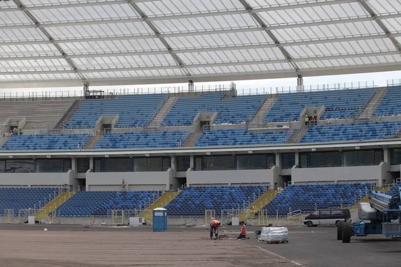 Stadion Śląski ma już montowaną murawę