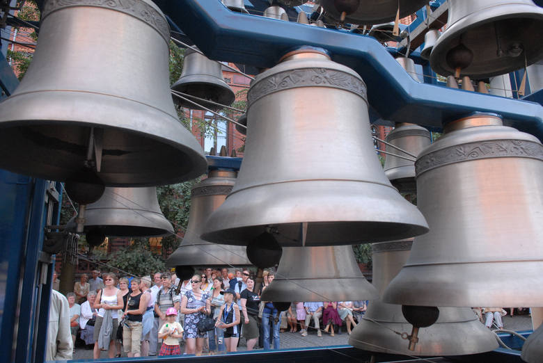 Carillon mobilny „Gdańsk” składa się z 48 dzwonów, których serca poruszane mechanizmem wprawianym w ruch za pomocą ręcznej klawiatury, na której gra