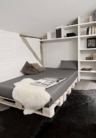 Łóżko z palet to bardzo ciekawa i stylowa propozycja w tym mieszkaniu.