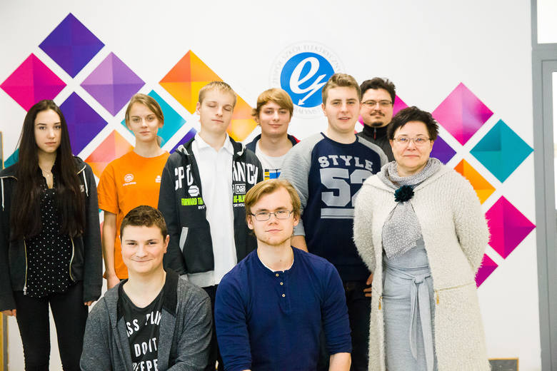 Uczniowie Elektryka przy tworzeniu swoich projektów mogą liczyć na swoich mentorów - Irenę Osiak i Piotra Golonko (z prawej). Wynalazki tworzą nawet dziewczyny. Na zdjęciu ukryły się za kolegami.