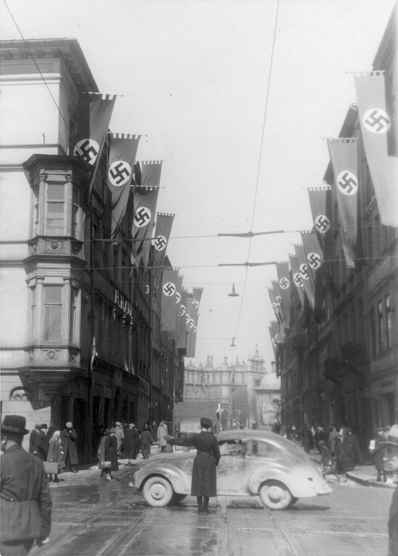 Ulica Grodzka przystrojona flagami ze swastykami z okazji urodzin Adolfa Hitlera, kwiecień 1941<br /> 