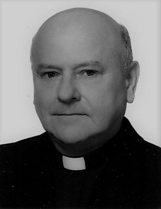 Ks. kan. Mieczysław Czudec, były misjonarz w Kamerunie i emerytowany proboszcz w Dąbrowej.W dniu 2 kwietnia 2023 r., w 70 roku życia, zmarł św. ks. kan.