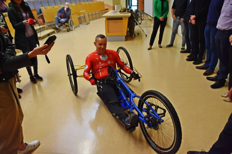 Na Uniwersytecie Zielonogórskim odbył się pokaz prototypu roweru trójkołowego typu „HANDBIKE” dla osób niepełnosprawnych - 15 października 2021 r.
