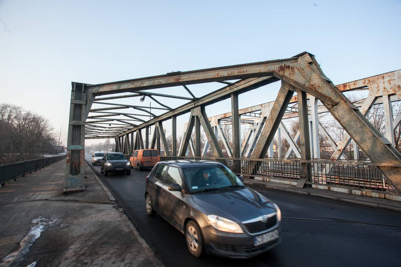 Przypomnijmy, na razie dokonano na moście naprawy, która pozwoliła na otwarcie mostu dla ruchu samochodowego