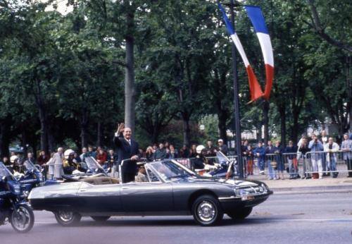 Fot. Citroën: Kabriolet Citroën SM miał dłuższą kadencję niż politycy, których woził. Tłumy pozdrawia Jaques Chirac