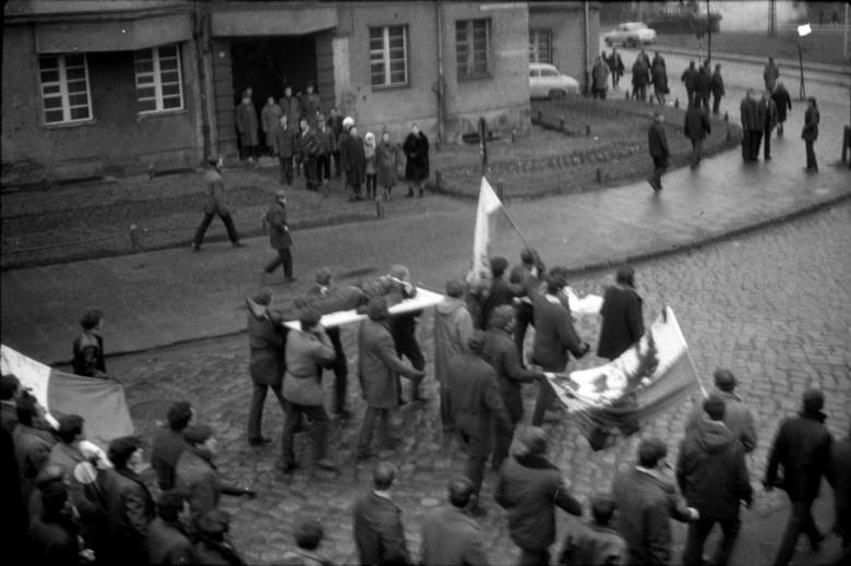 W grudniu 1970 władza ustawiła dwóch młodych Polaków po obu stronach barykady. Gdynianin był o krok od śmierci, Ślązak nie chciał zabijać
