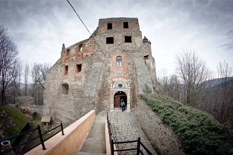 Jedną z atrakcji okolicy Jeziora Bystrzyckiego jest Zamek Grodno.