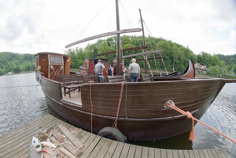 Jedną z atrakcji Jeziora Bystrzyckiego są rejsy stateczkami udającymi dawne żaglowce. Rejs statkiem to pomysł na rodzinną przygodę i podziwianie malowniczych