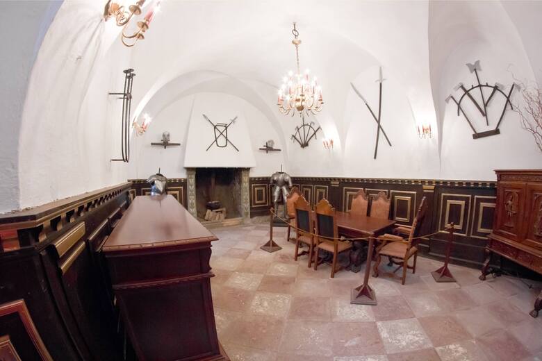 W Zamku Grodno turyści mogą dobrze zjeść, a także spędzić noc w jednym z pokojów w wieży bramnej.