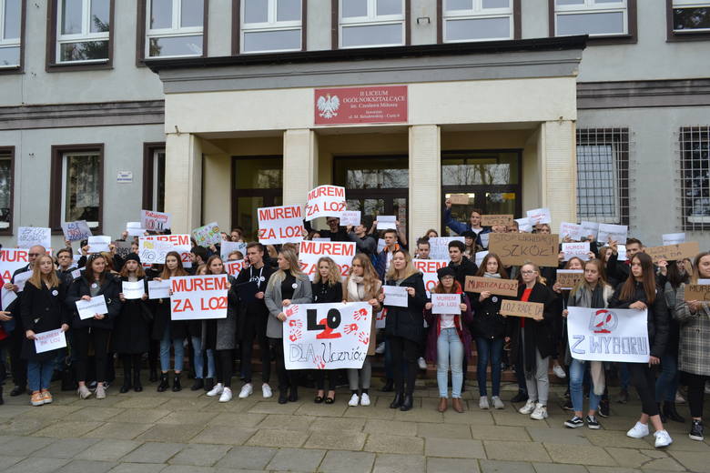 W środę 20 listopada uczniowie i rodzice protestowali przeciwko przenosinom LO nr 2 