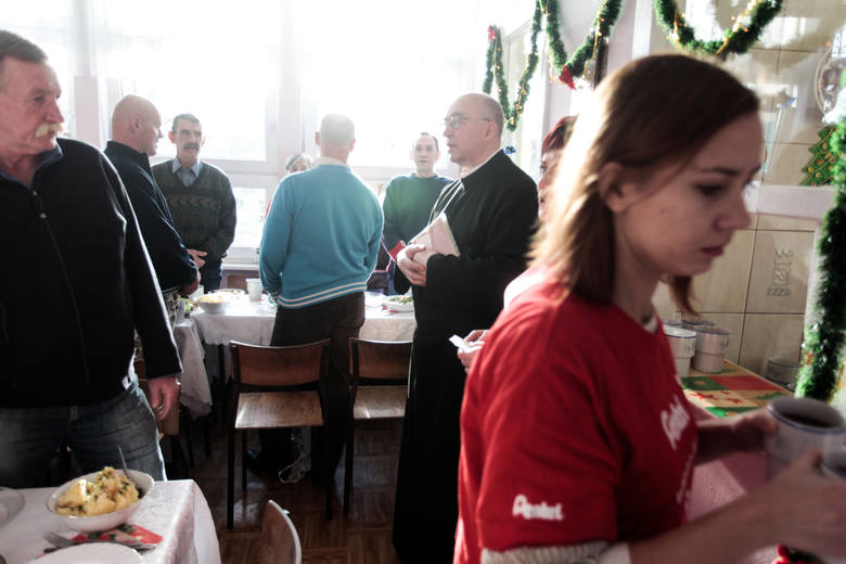 Przy świątecznym stole w stołówce Polskiego Czerwonego Krzyża w Bydgoszczy zasiadło wczoraj 80 osób. To bezdomni, samotni, schorowani, starsi ludzie. Coś im w życiu nie wyszło, dlatego znaleźli się w tym miejscu.