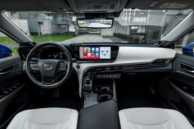 Toyota Mirai Toyota rozpoczyna przedsprzedaż wodorowego sedana Mirai – limuzyny klasy premium o bezemisyjnym napędzie, który oczyszcza powietrze. Auto