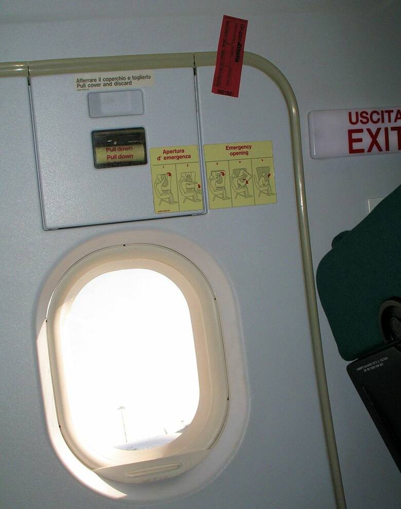 Drzwi ewakuacyjne w samolocie
