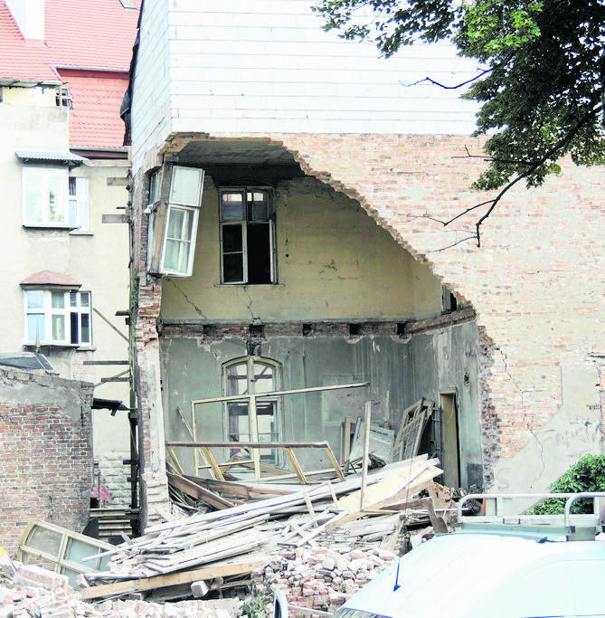 W willi Przy Mickiewicza 20 zawalił się fragment ściany tylnej części budynku. Na szczęście nikomu nic się nie stało