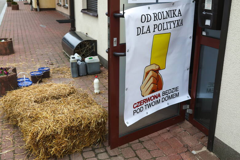 Rolnicy protestowali przed biurami poselskimi w całym kraju. Zdjęcie z Białegostoku, gdzie znajduje się biura poselskie marszałka Sejmu Szymona Hołowni