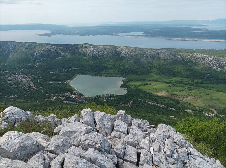 Dotarliśmy do punktu widokowego Mahavica. Na zdjęciu jezioro Tribalj w dolinie Vinodol. W oddali wyspa Krk.