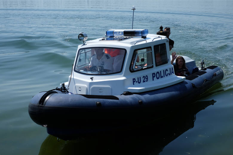 Policjanci z Komisariatu Wodnego podczas patrolu na Jeziorze Kierskim