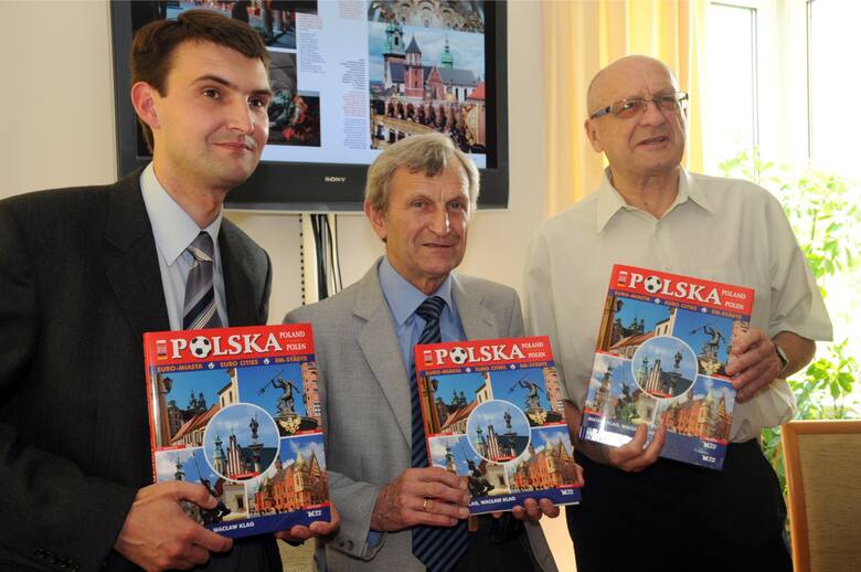 Andrzej Stanowski oraz fotoreporterzy Michał Klag (z lewej) i Wacław Klag (w środku) podczas prezentacji albumu „Polska. Euro-miasta" w Krakowie w 2012 roku, wydanego przez wydawnictwo „Biały Kruk"<br /> 