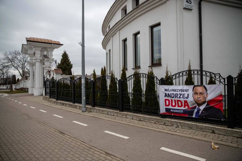Plakat popierający Andrzeja Dudę na ogrodzeniu przy parafii Wszystkich Świętych na Antoniuku Fabrycznych.
