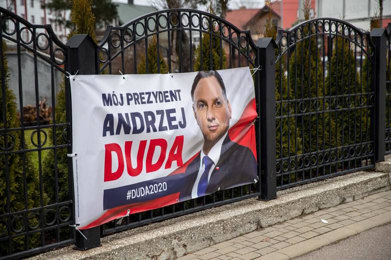Plakat popierający Andrzeja Dudę na ogrodzeniu przy parafii Wszystkich Świętych na Antoniuku Fabrycznych.