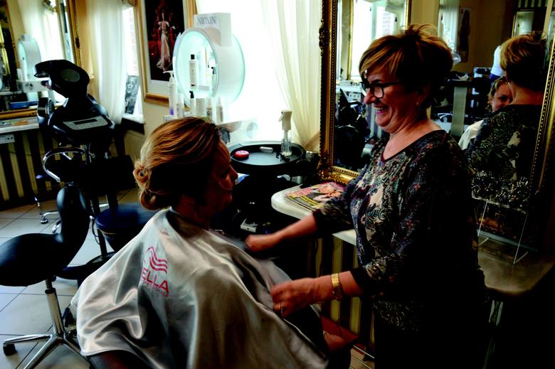 Maria Katscher - jedna z bohaterek albumu - to wielokrotna zdobywczyni najwyższych laurów w zawodzie fryzjera.