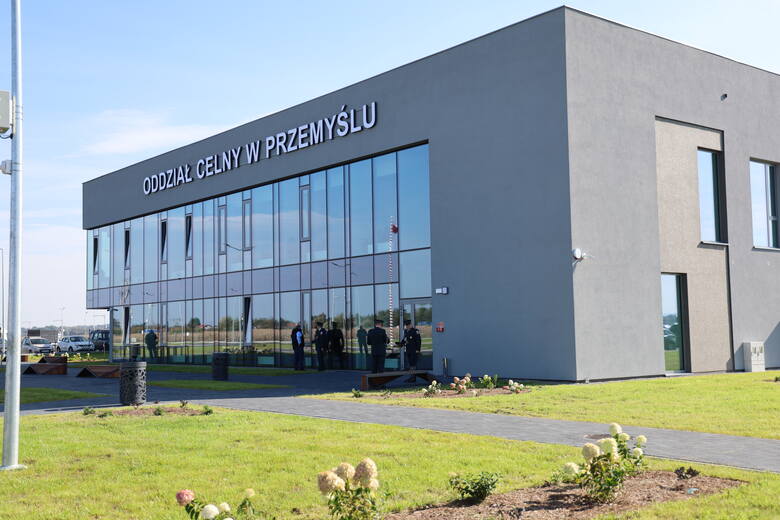 Nowa siedzibę Oddziału Celnego w Przemyślu (Krównikach) otwarto w obecności m.in. szefa Krajowej Administracji Skarbowej Bartosza Zbaraszczuka.
