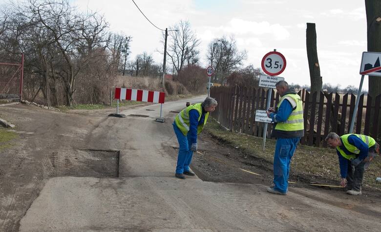 Droga Trestno-Blizanowice jest w fatalnym stanie. W marcu przeprowadzono jej doraźny remont - załatano kilka dziur Fot. Janusz WóJtowicz / Polskapre