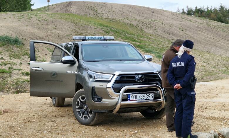 Straż Leśna i policjanci z Olkusza przeprowadzili patrole po terenie "Pojezierza Olkuskiego" w związku z łamaniem obowiązującego tutaj