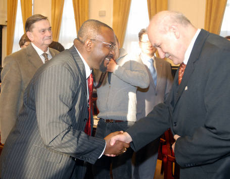10 stycznia 2008 r.  - Jerzy Kropiwnicki, prezydent Łodzi gratuluje Johnowi Godsonowi uzyskania mandatu radnego Rady Miejskiej w Łodzi.