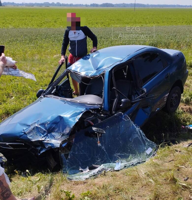 Pijany kierowca daewoo lanosa dachował po zderzeniu z ładowarką teleskopową w miejscowości Wyskoki (gm. Stryków)
