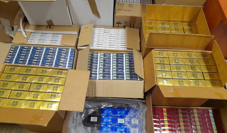 Kartony z papierosami zabezpieczone w Chełmku przez policjantów z Oświęcimia