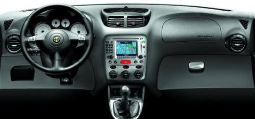 Fot. Alfa Romeo: Zmodernizowana tablica przyrządów jest typowa dla Alfy. Obsługa przycisków i przełączników jest ergonomiczna.