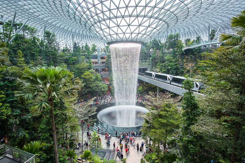 Gigantyczny wodospad, ścieżka w koronach drzew, labirynt luster, luksusowe restauracje - to tylko część atrakcji, jakie oferuje turystom Lotnisko Changi