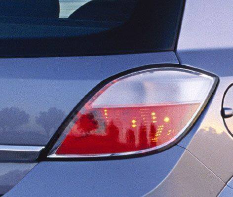 Fot. Hella: Jeżeli używamy samochód przez dłuższy czas, wskazane jest oczyszczenie wnętrza kloszy lamp tylnych. Przez lata eksploatacji do ich wnętrza