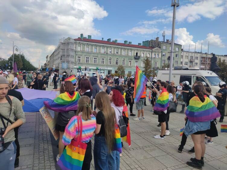 Marsz Równości odbywa się w Częstochowie. W kontrmanifestacji ustawili się członkowie Polskiej Akcji Katolickiej.