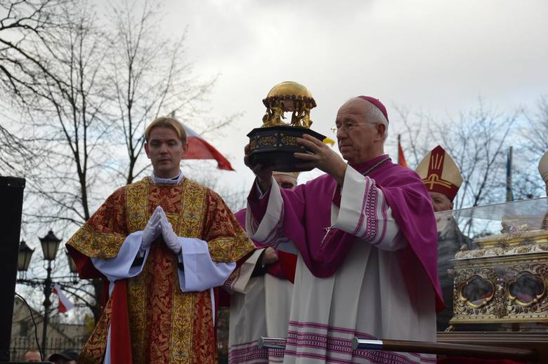 Adoracja relikwii św. Wiktorii w Łowiczu [Zdjęcia]