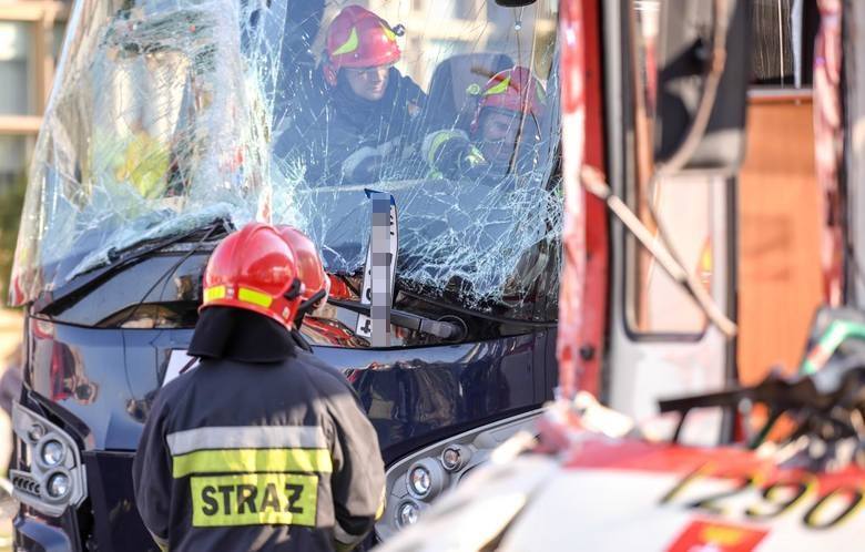 W czwartek, 26 września po godz. 14, przy Bramie Wyżynnej zderzyły się autokar i tramwaj.