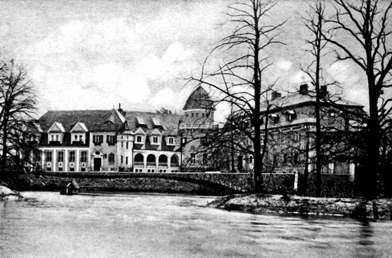 Ten sam pałac po przebudowie w 1915 roku przez Georga Kisslinga. Nowy właściciel do starej bryły rezydencji dobudował dodatkowe skrzydło