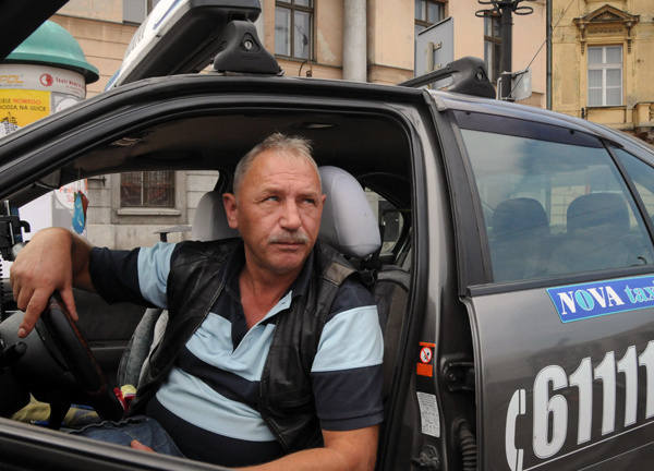 Sławomir Poślednik, łódzki taksówkarz, narzeka, że ceny paliw idą w górę, a zarobki od 5 lat są na podobnym poziomie. 