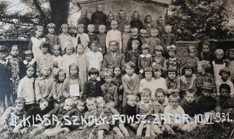 CzerwiecZator, 1931 rok. Uczniowie II klasy Szkoły Powszechnej w Zatorze wraz z nauczycielem