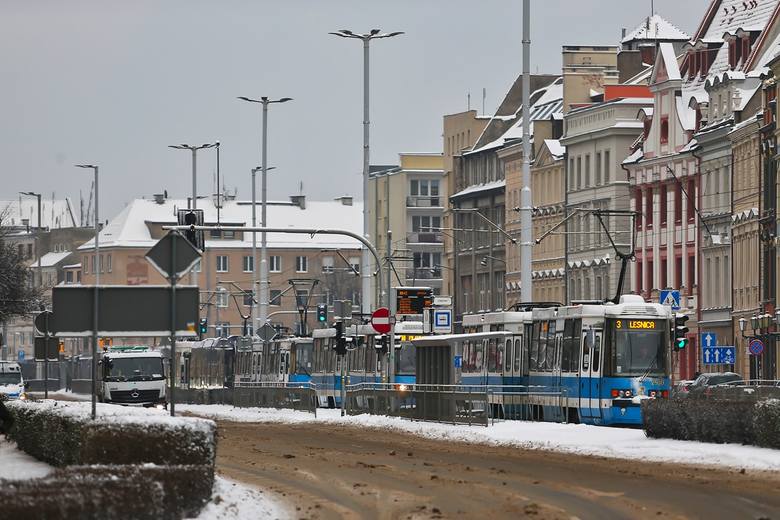 Zima we Wrocławiu. Ruch na drogach, komunikacja miejska, informacje na bieżąco (9.02.2021)