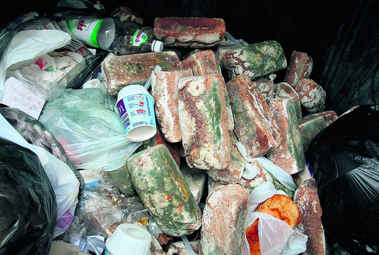 Kilkadziesiąt bochenków spleśniałego chleba wyrzucono na śmieci. 