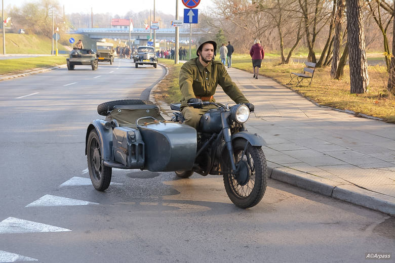 W niedzielę ulicami Pionek przejechały także stare motocykle.