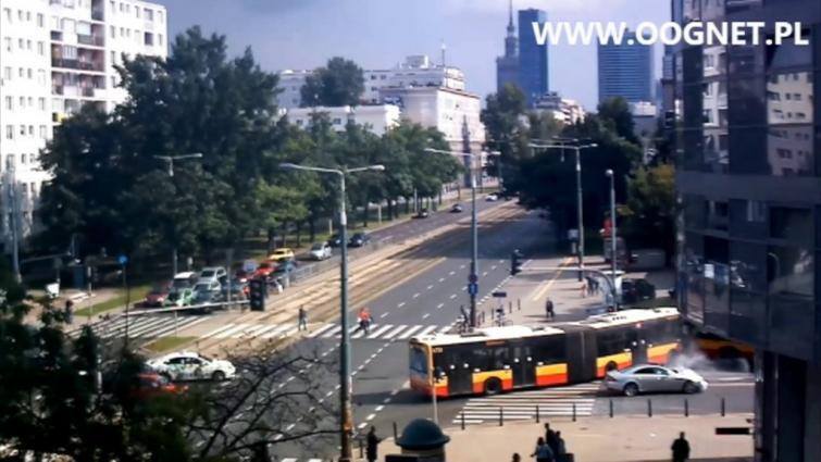 Zderzenie czołowe autobusów w Warszawie, zarejestrowane przez kamery monitoringu