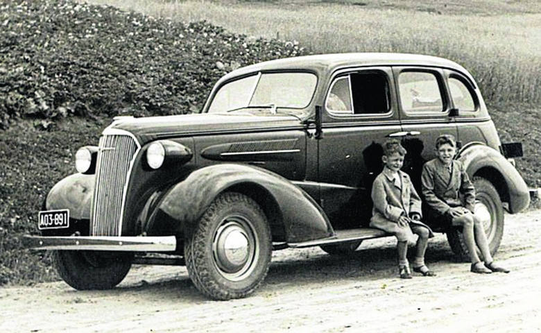 Chevrolet, model 1937, z warszawskiej fabryki Lilpop, Rau i Loewenstein. Sześciocylindrowy silnik o mocy 80 KM, mocna ramowa konstrukcja. Takie samo
